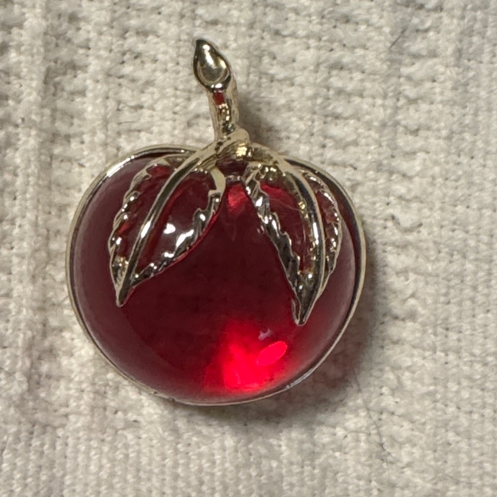 Sarah Coventry Brooch Red Apple jelly and Gold tone leaves Pin Vintage